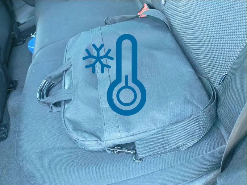 PC gelé oublié dans la voiture par grand froid